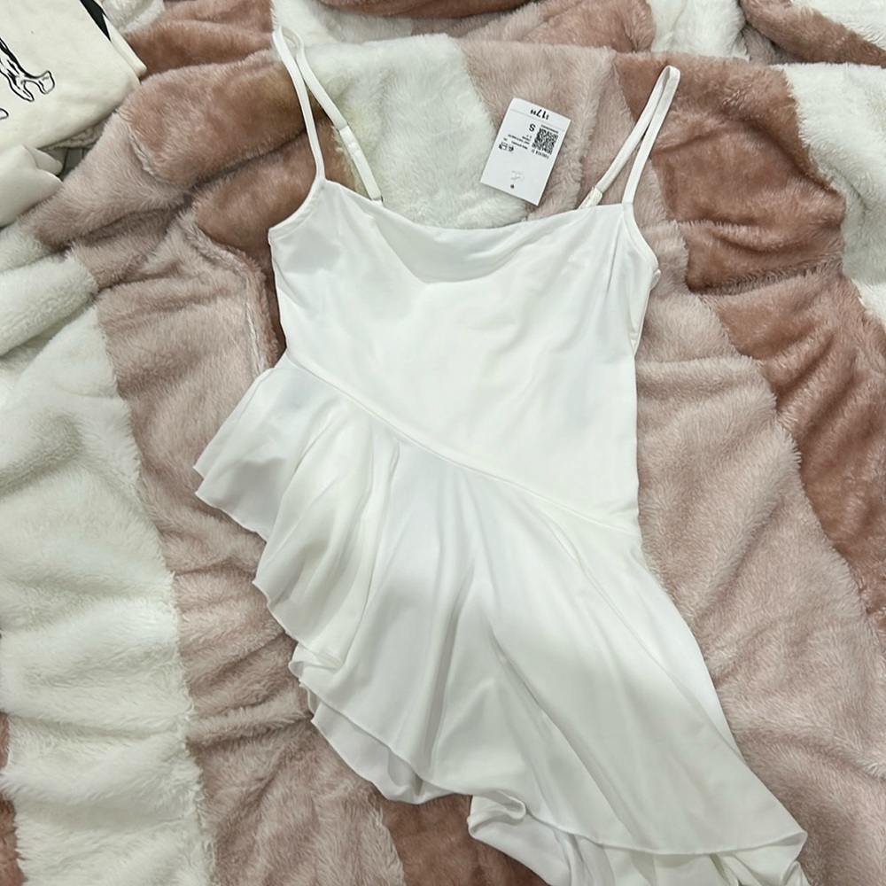 Forever 21 asymmetrical top size S- NWT